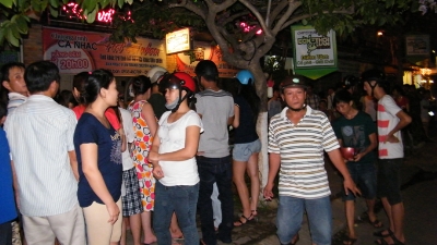 Người[-]hiếu[-]kỳ[-]vây[-]kín[-]phòng[-]trà[-]Dòng[-]Thời[-]Gian[-]Sài[-]Gòn[-]-